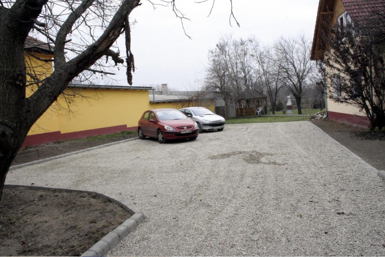 Casa Napsugar Panzio Bed & Breakfast Apostag Exterior photo