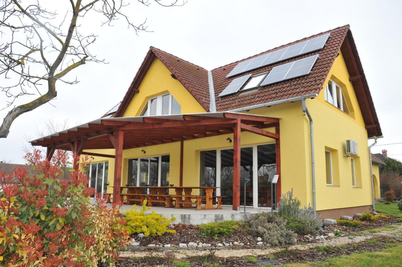 Casa Napsugar Panzio Bed & Breakfast Apostag Exterior photo