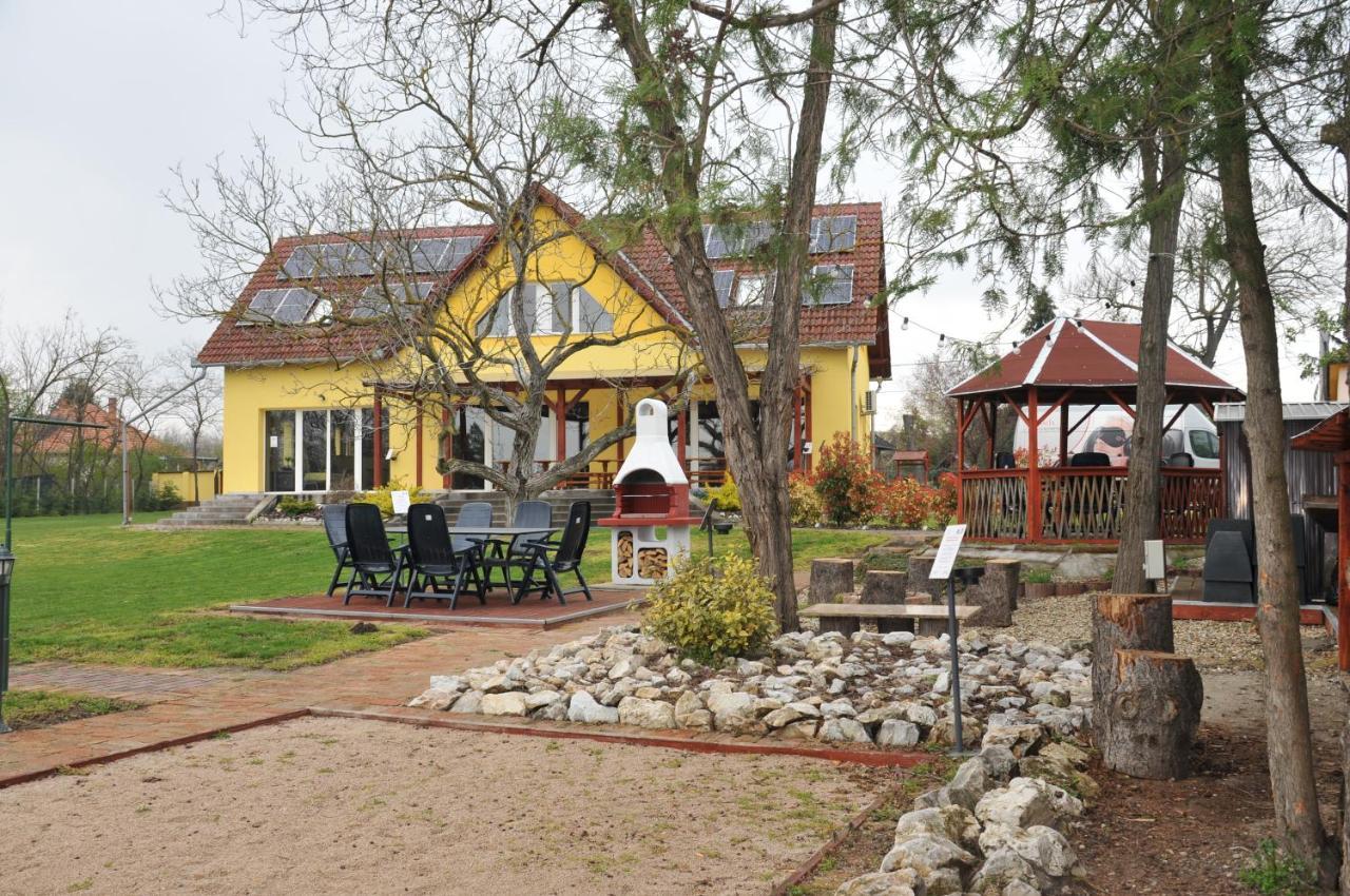 Casa Napsugar Panzio Bed & Breakfast Apostag Exterior photo