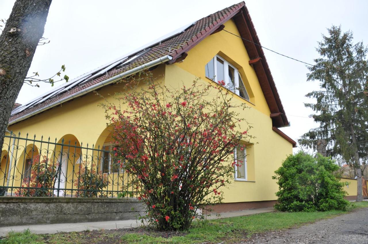 Casa Napsugar Panzio Bed & Breakfast Apostag Exterior photo